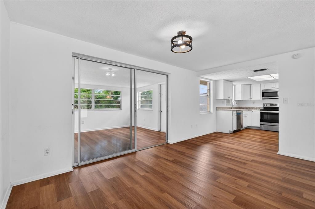 На продажу: $240,000 (2 спален, 2 ванн, 1140 Квадратных фут)