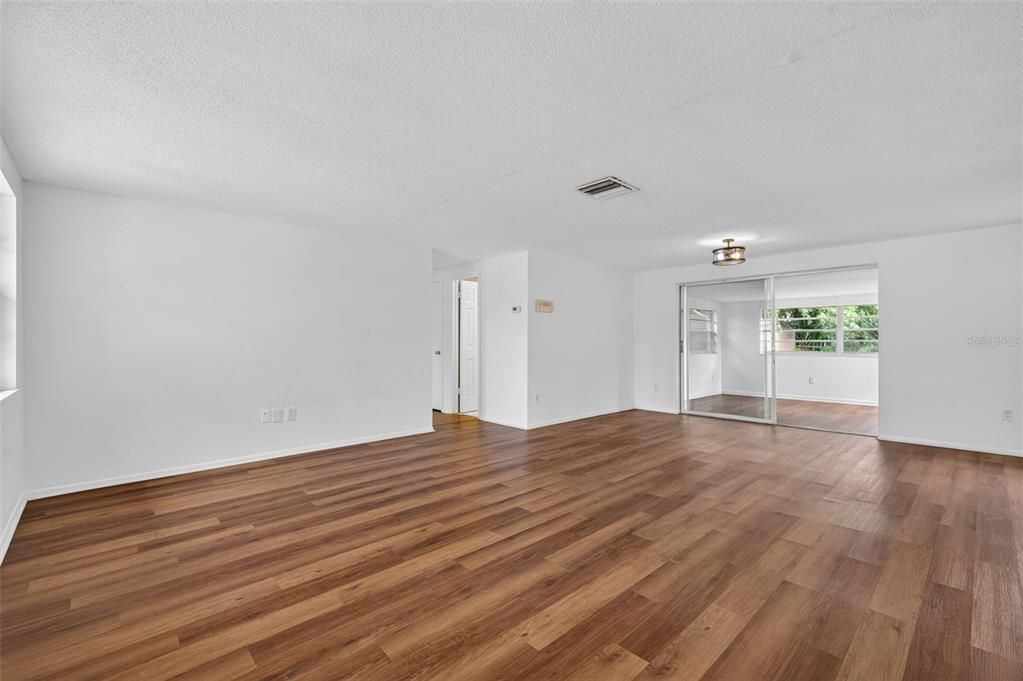 На продажу: $240,000 (2 спален, 2 ванн, 1140 Квадратных фут)