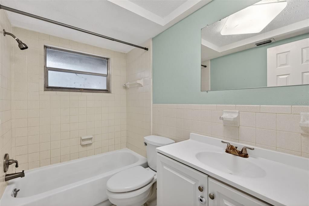 На продажу: $240,000 (2 спален, 2 ванн, 1140 Квадратных фут)