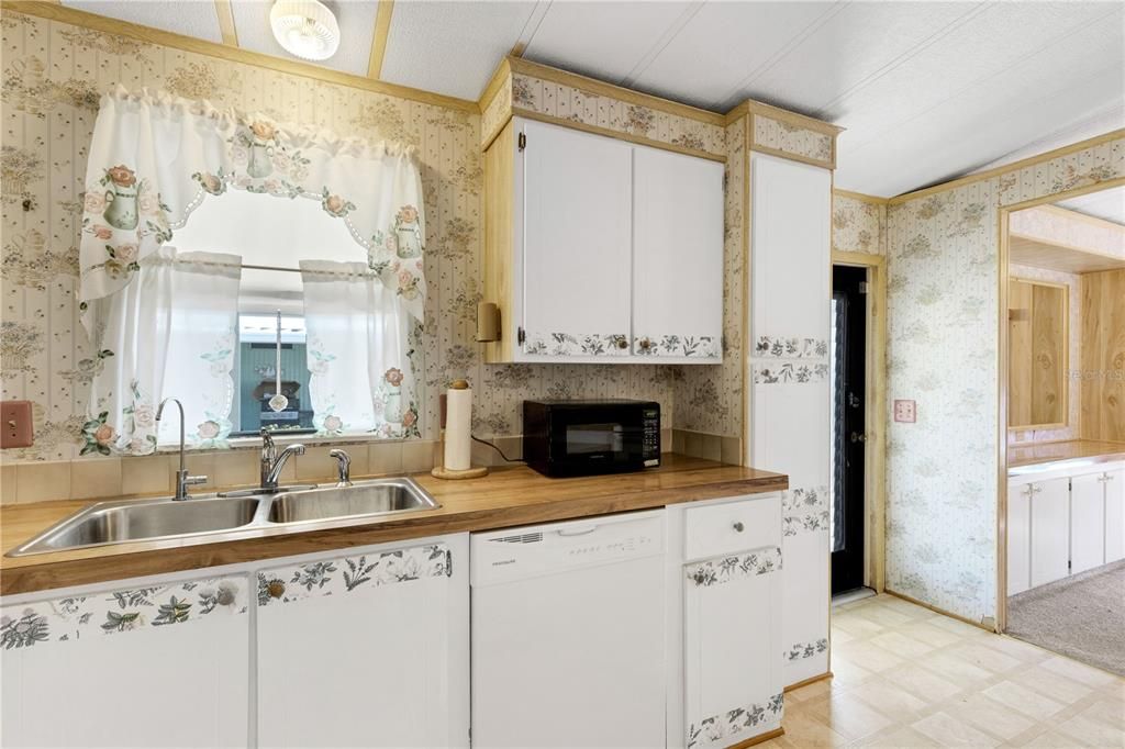 For Sale: $150,000 (2 beds, 2 baths, 1144 Square Feet)