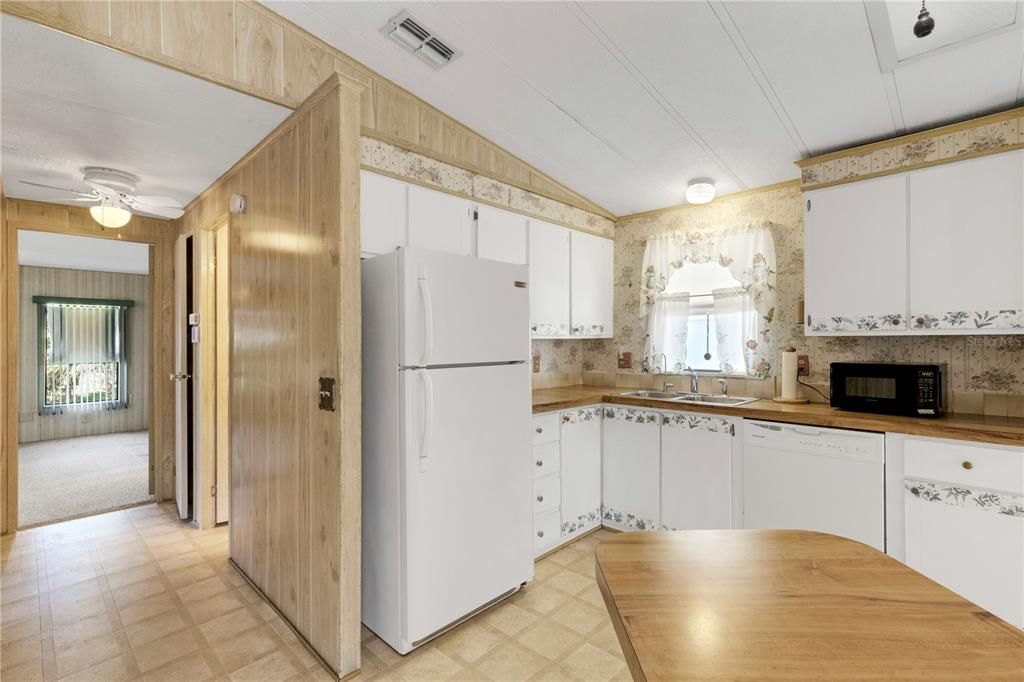 For Sale: $150,000 (2 beds, 2 baths, 1144 Square Feet)