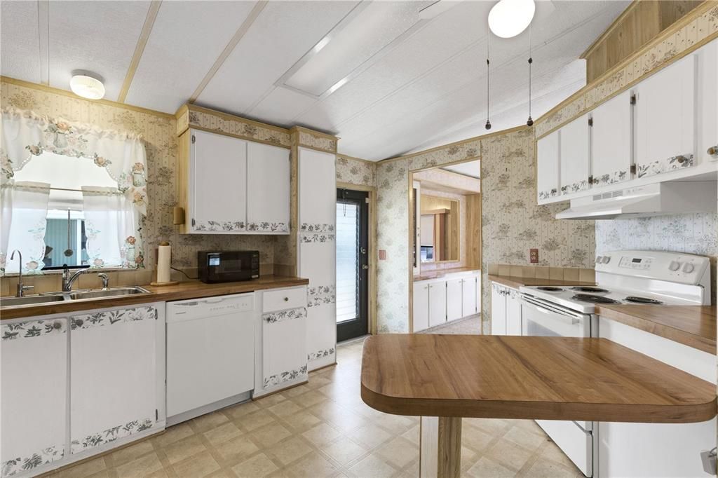 For Sale: $150,000 (2 beds, 2 baths, 1144 Square Feet)