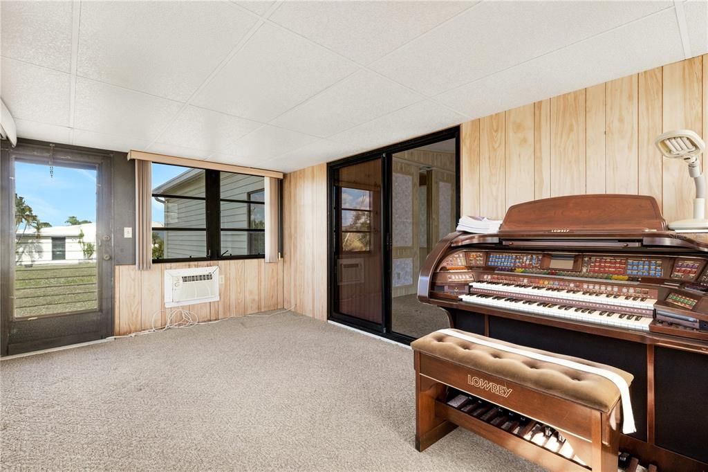 For Sale: $150,000 (2 beds, 2 baths, 1144 Square Feet)