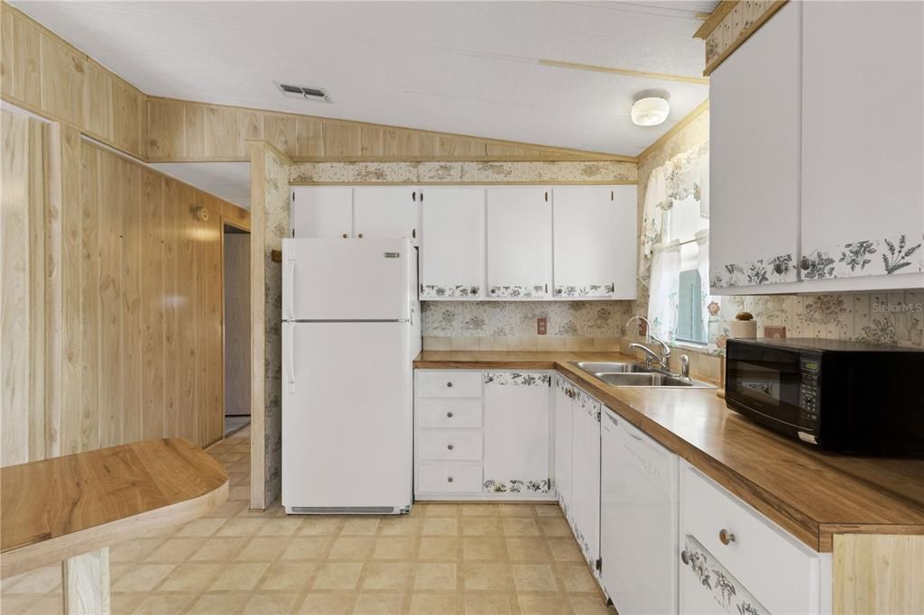 For Sale: $150,000 (2 beds, 2 baths, 1144 Square Feet)