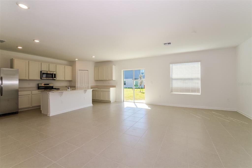 For Rent: $2,045 (5 beds, 2 baths, 2112 Square Feet)