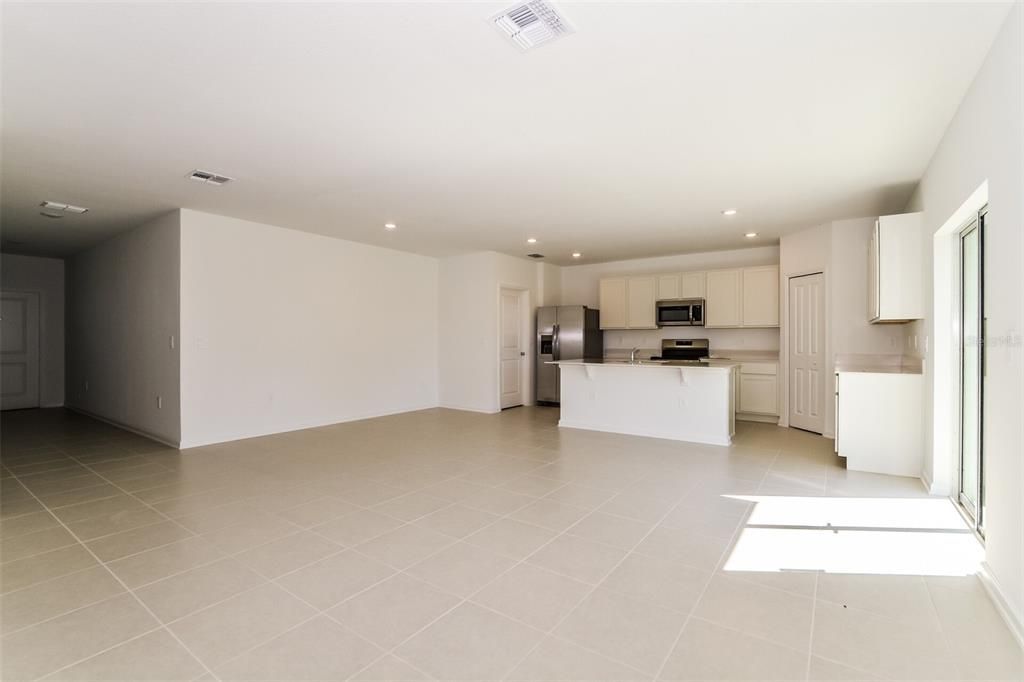 For Rent: $2,045 (5 beds, 2 baths, 2112 Square Feet)