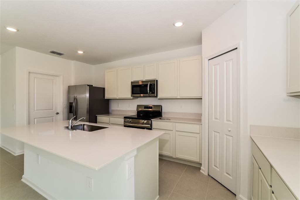 For Rent: $2,045 (5 beds, 2 baths, 2112 Square Feet)