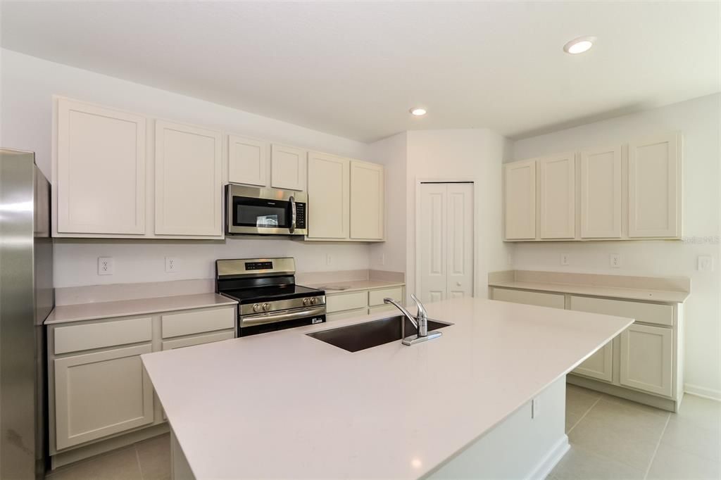 For Rent: $2,045 (5 beds, 2 baths, 2112 Square Feet)