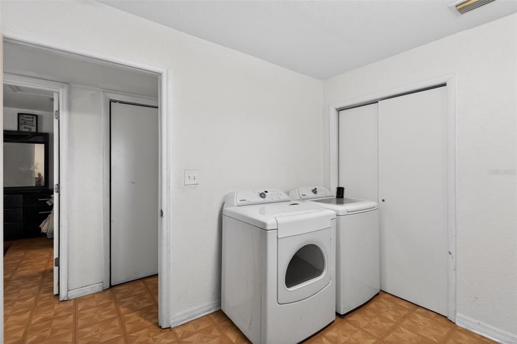 待售: $219,000 (4 贝兹, 2 浴室, 1274 平方英尺)