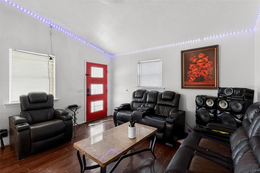 待售: $219,000 (4 贝兹, 2 浴室, 1274 平方英尺)