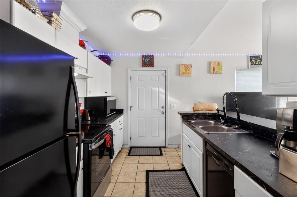 待售: $219,000 (4 贝兹, 2 浴室, 1274 平方英尺)