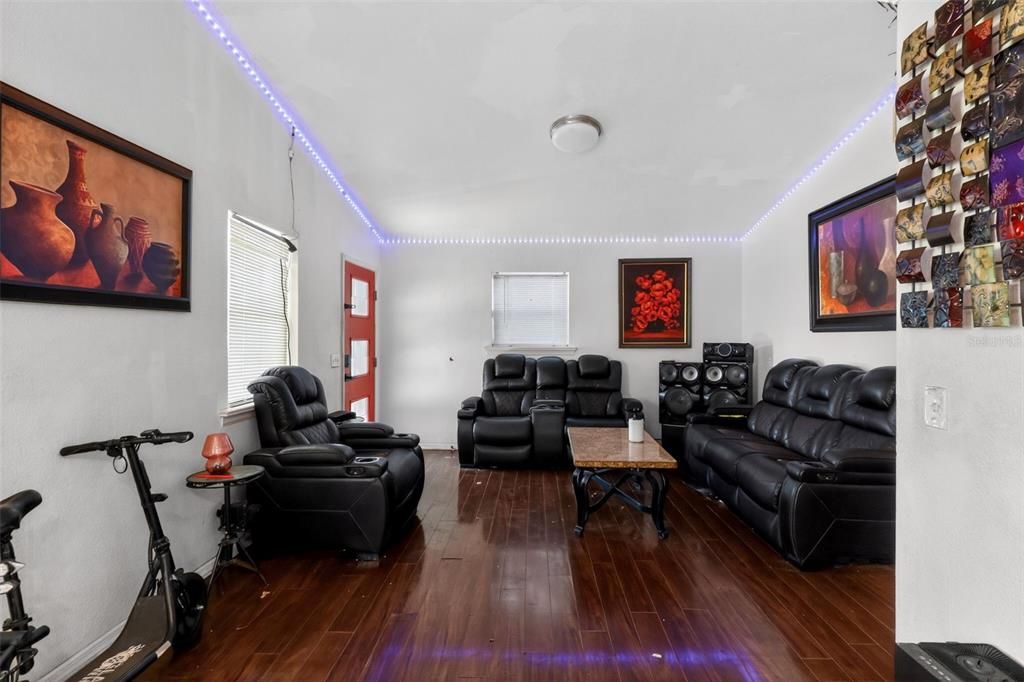 待售: $219,000 (4 贝兹, 2 浴室, 1274 平方英尺)