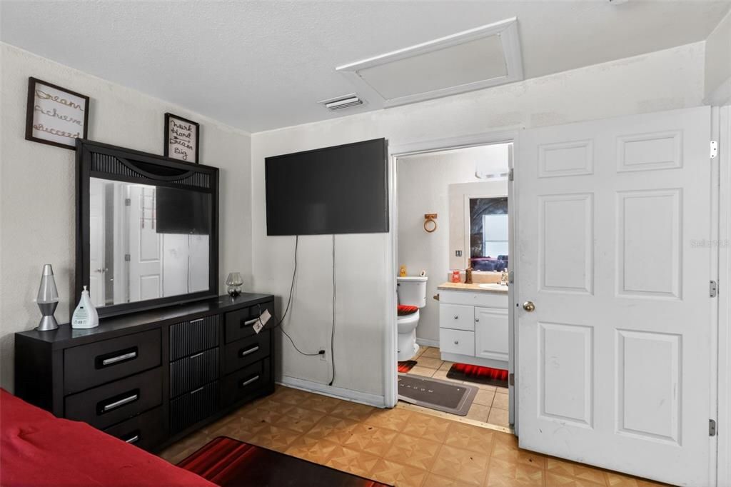 待售: $219,000 (4 贝兹, 2 浴室, 1274 平方英尺)