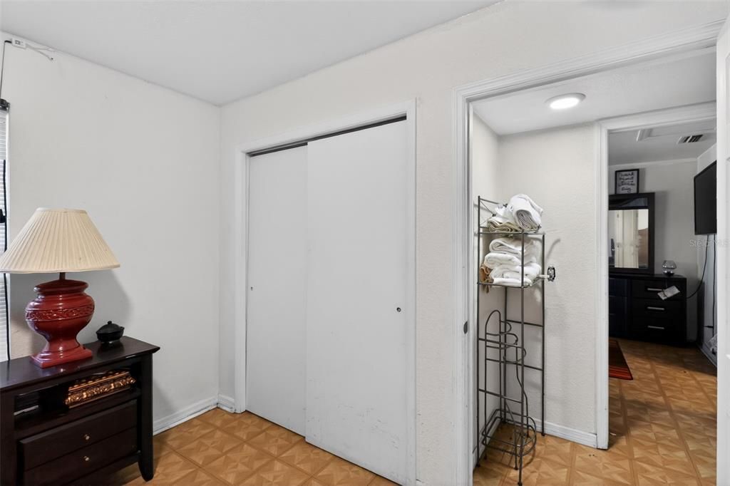 待售: $219,000 (4 贝兹, 2 浴室, 1274 平方英尺)