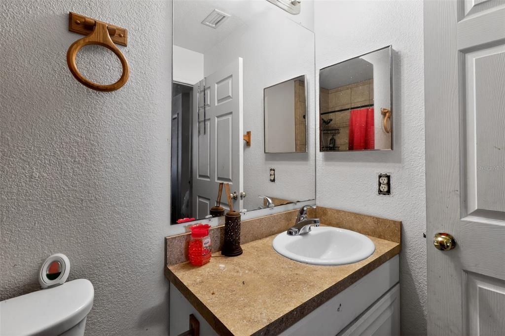 待售: $219,000 (4 贝兹, 2 浴室, 1274 平方英尺)