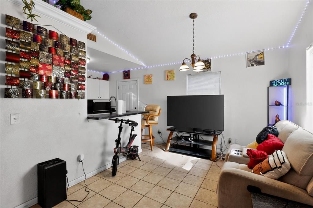 待售: $219,000 (4 贝兹, 2 浴室, 1274 平方英尺)