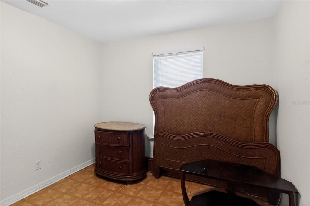 待售: $219,000 (4 贝兹, 2 浴室, 1274 平方英尺)