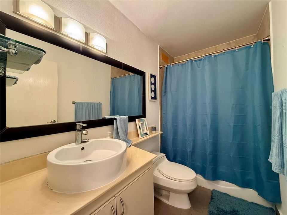 待售: $600,000 (2 贝兹, 2 浴室, 956 平方英尺)