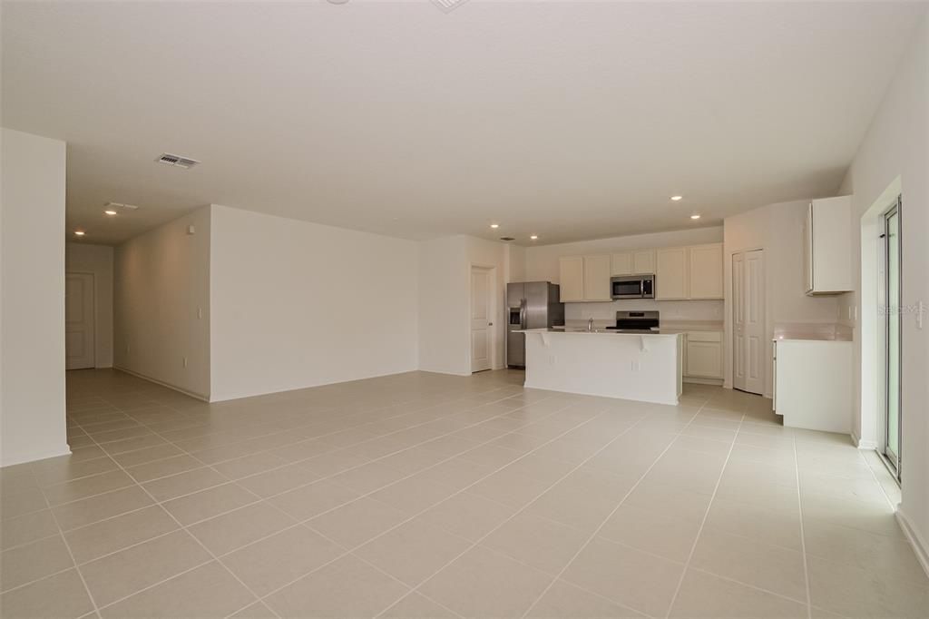 For Rent: $1,995 (5 beds, 2 baths, 2112 Square Feet)