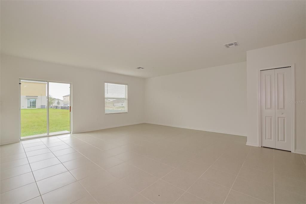 For Rent: $1,995 (5 beds, 2 baths, 2112 Square Feet)