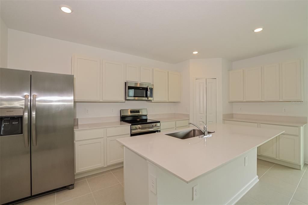 For Rent: $1,995 (5 beds, 2 baths, 2112 Square Feet)