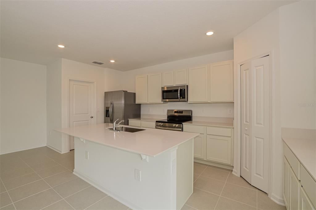 For Rent: $1,995 (5 beds, 2 baths, 2112 Square Feet)