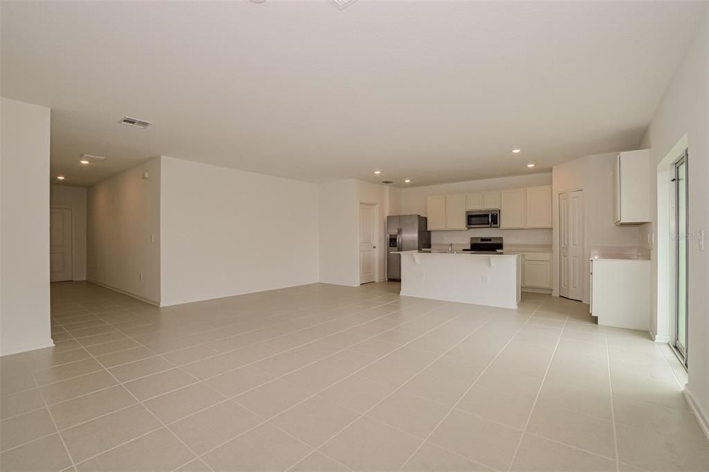 For Rent: $1,995 (5 beds, 2 baths, 2112 Square Feet)