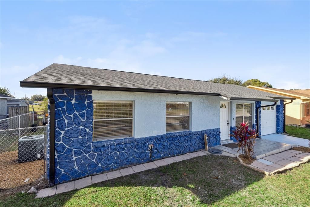 For Sale: $300,000 (3 beds, 1 baths, 934 Square Feet)