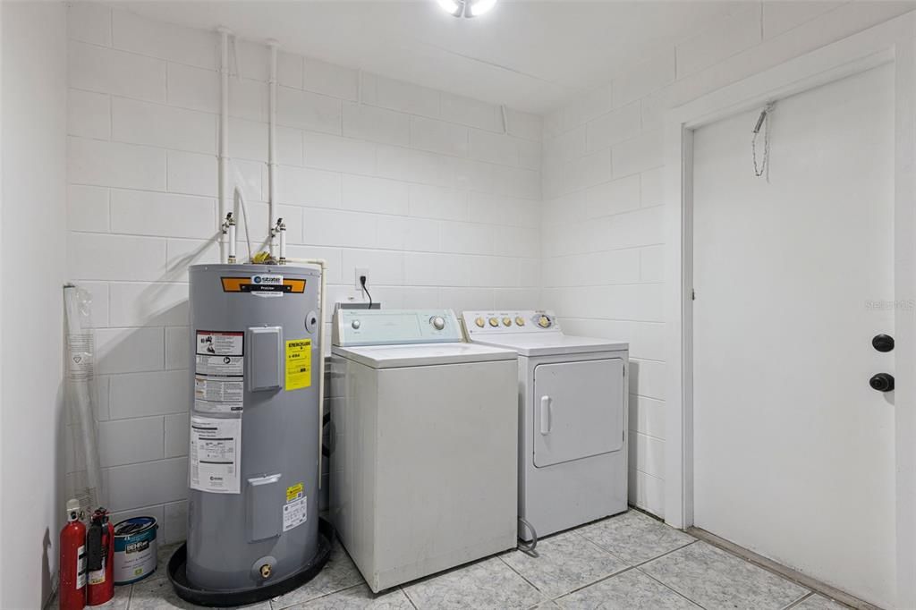 For Sale: $300,000 (3 beds, 1 baths, 934 Square Feet)