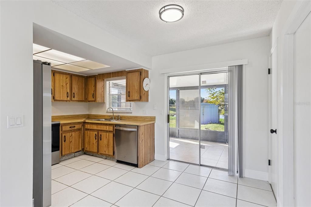 For Sale: $300,000 (3 beds, 1 baths, 934 Square Feet)