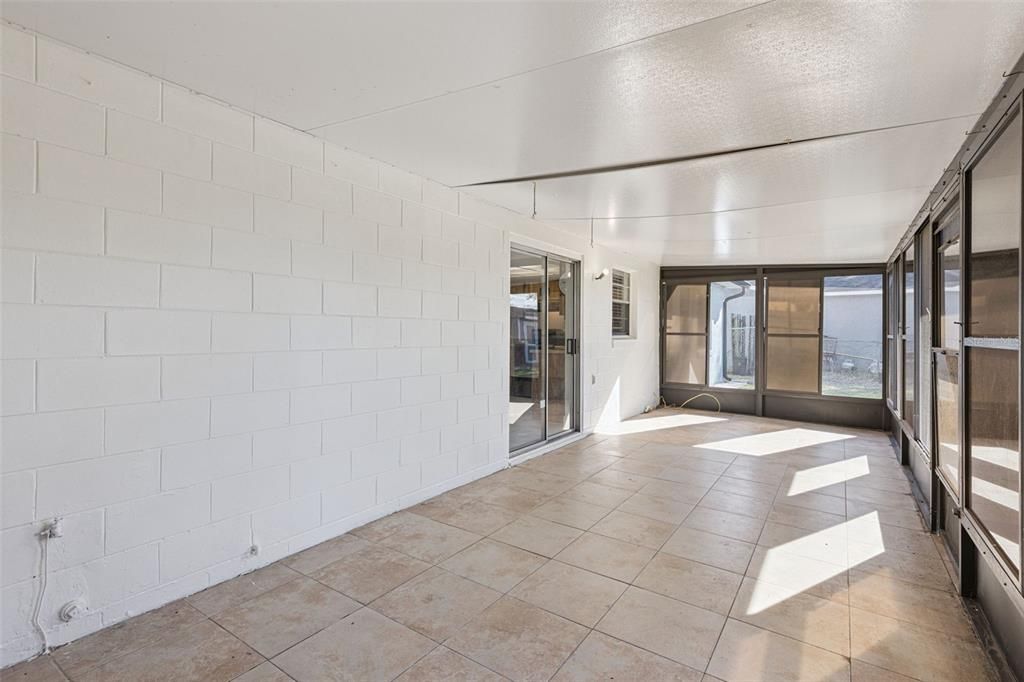 For Sale: $300,000 (3 beds, 1 baths, 934 Square Feet)