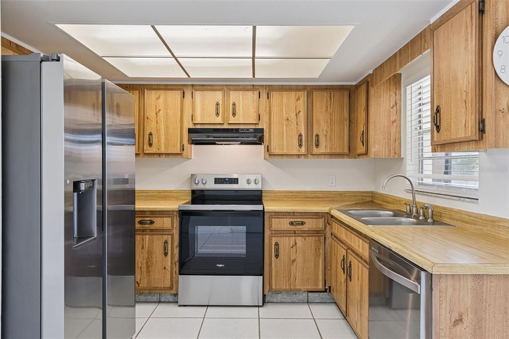 For Sale: $300,000 (3 beds, 1 baths, 934 Square Feet)