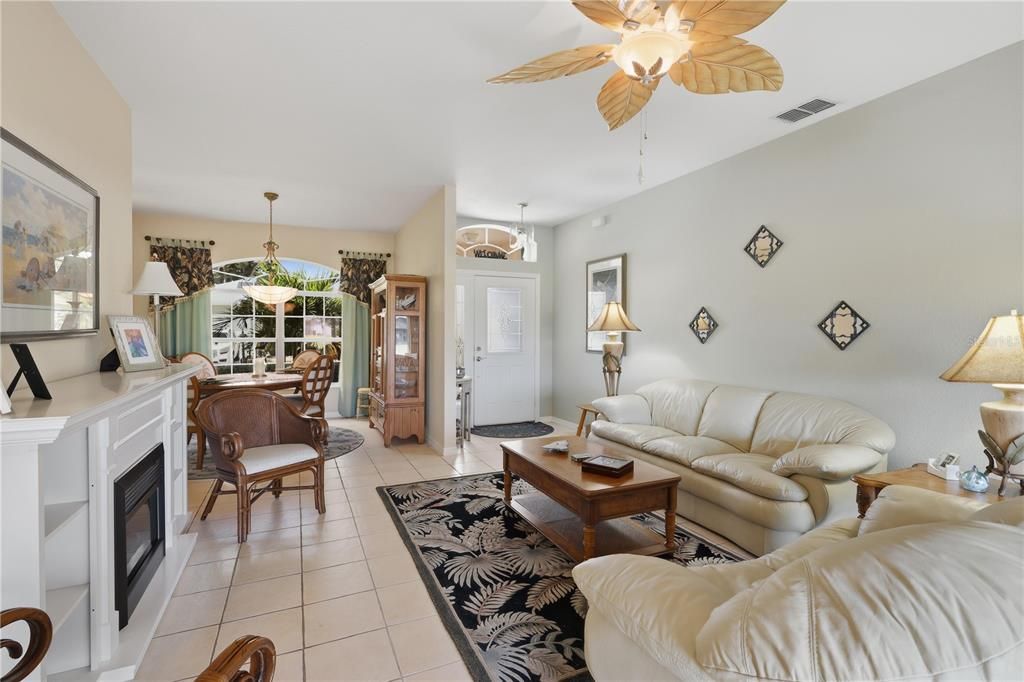 For Sale: $364,900 (2 beds, 2 baths, 1564 Square Feet)