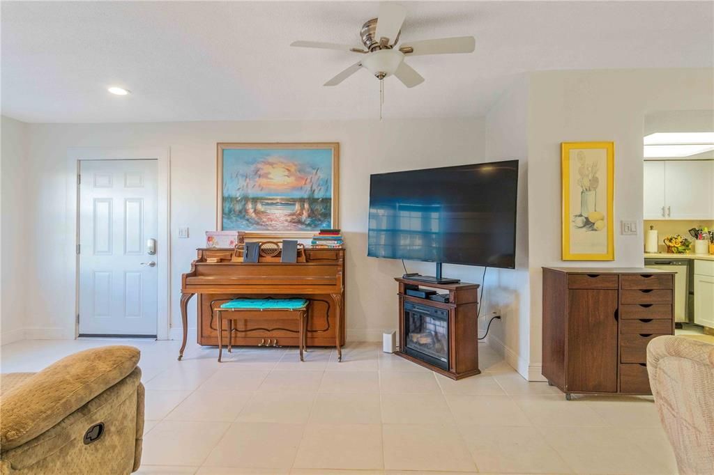 待售: $85,000 (2 贝兹, 2 浴室, 919 平方英尺)