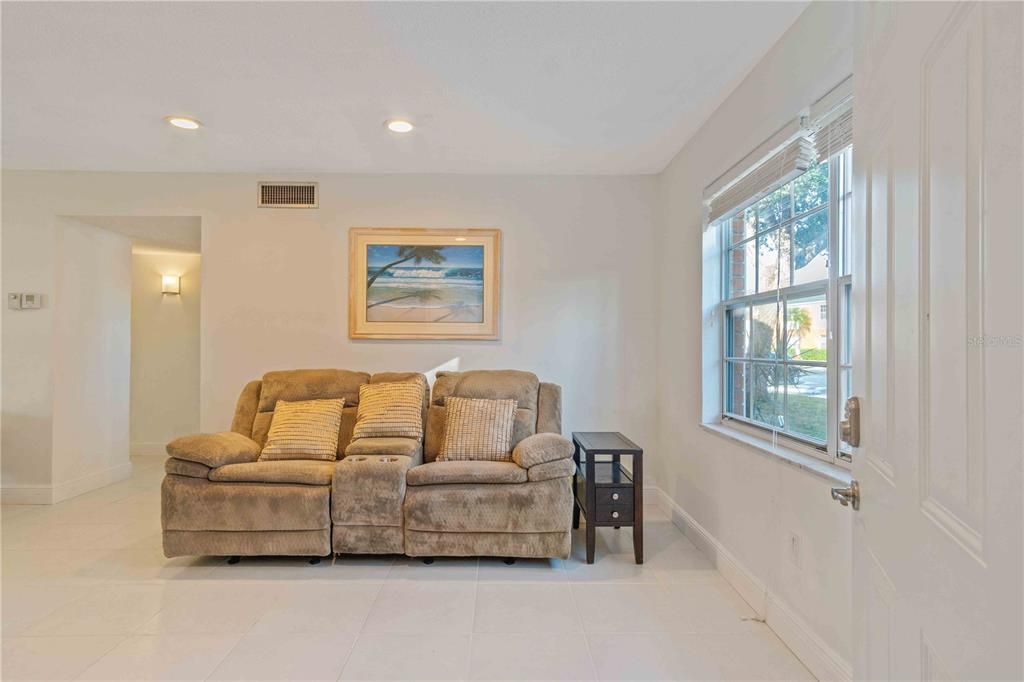 待售: $85,000 (2 贝兹, 2 浴室, 919 平方英尺)