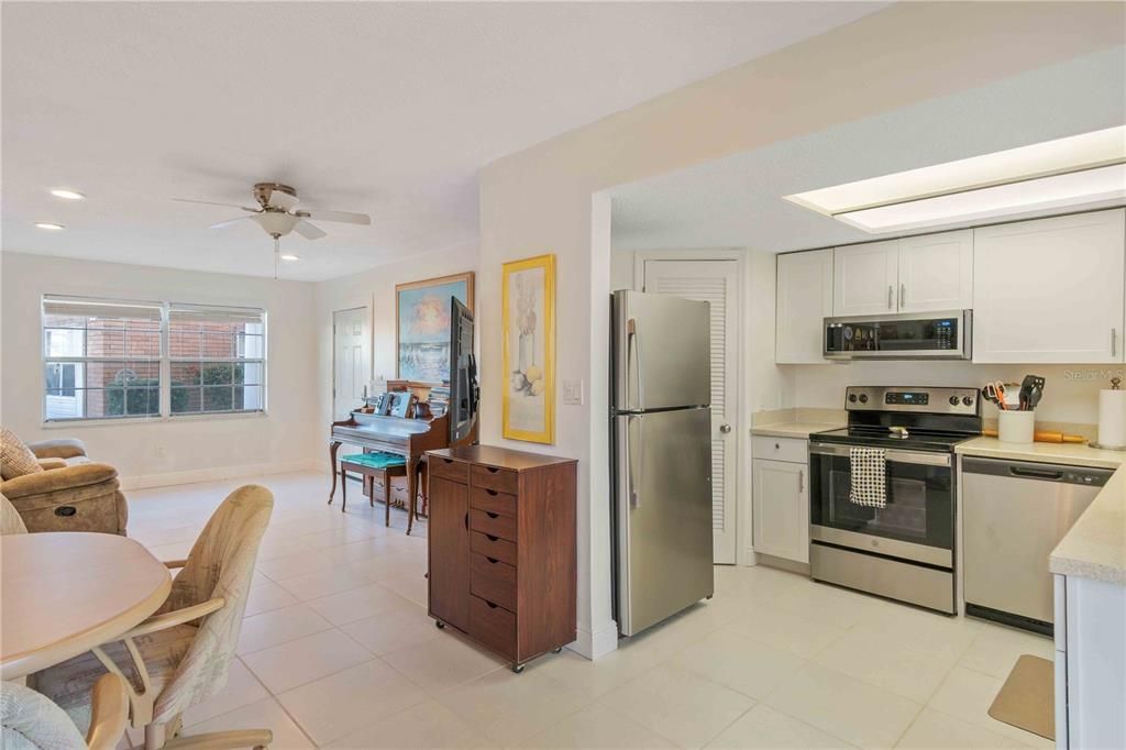 待售: $85,000 (2 贝兹, 2 浴室, 919 平方英尺)