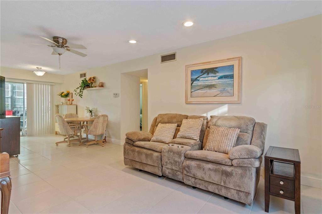 待售: $85,000 (2 贝兹, 2 浴室, 919 平方英尺)