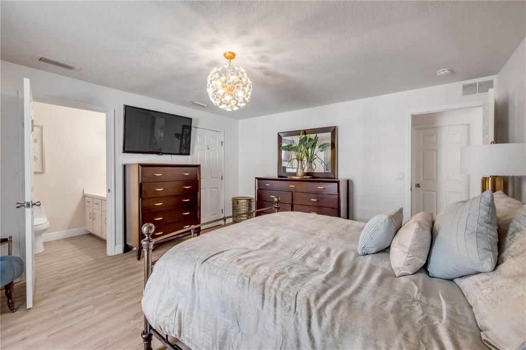 For Sale: $559,900 (3 beds, 2 baths, 1617 Square Feet)