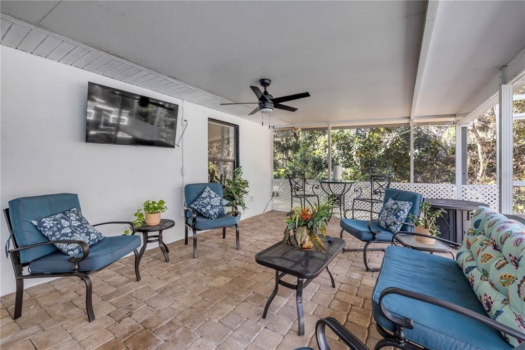 For Sale: $559,900 (3 beds, 2 baths, 1617 Square Feet)