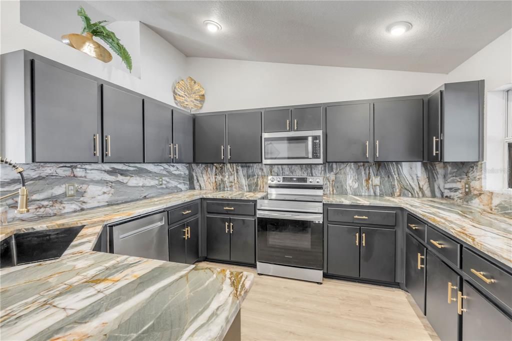 For Sale: $559,900 (3 beds, 2 baths, 1617 Square Feet)