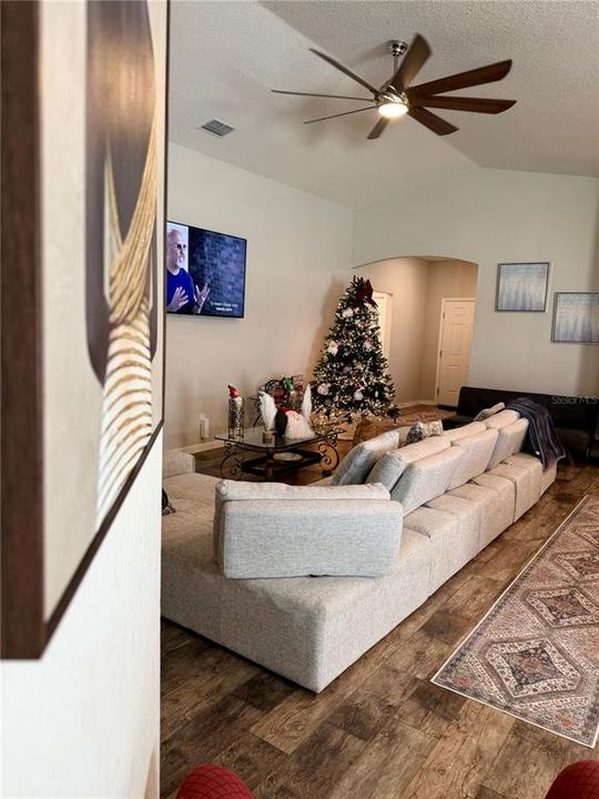 На продажу: $385,000 (4 спален, 2 ванн, 1825 Квадратных фут)