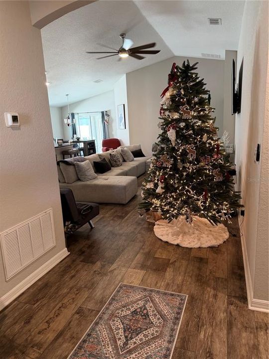 На продажу: $385,000 (4 спален, 2 ванн, 1825 Квадратных фут)