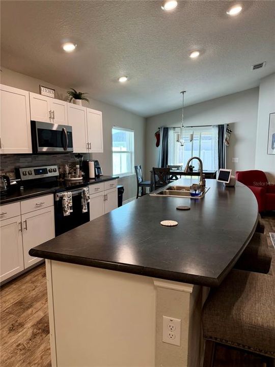 На продажу: $385,000 (4 спален, 2 ванн, 1825 Квадратных фут)