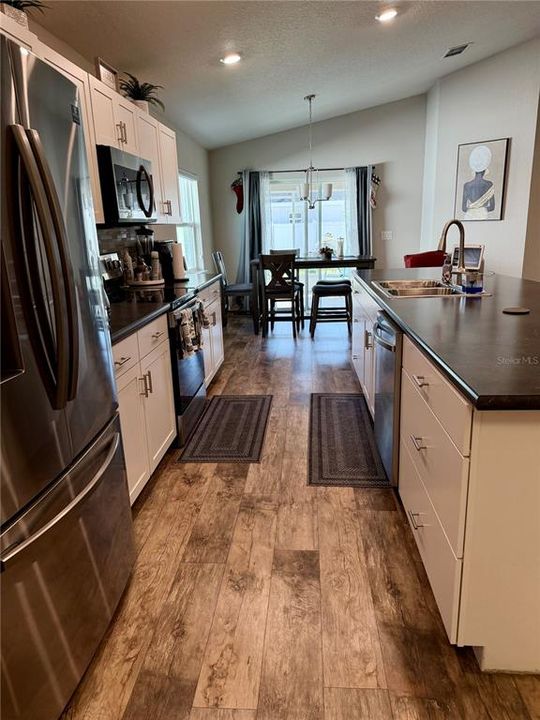 На продажу: $385,000 (4 спален, 2 ванн, 1825 Квадратных фут)