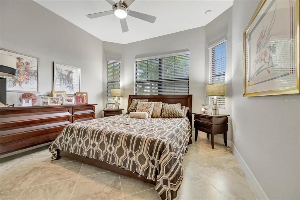 待售: $925,000 (3 贝兹, 2 浴室, 2019 平方英尺)