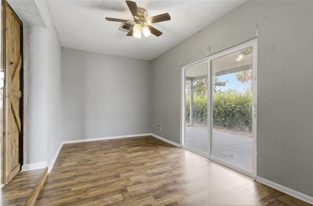 待售: $260,000 (3 贝兹, 1 浴室, 1021 平方英尺)