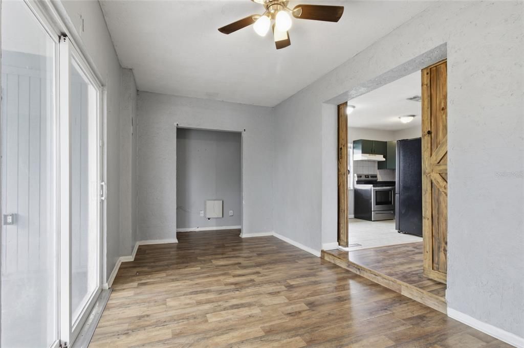 待售: $260,000 (3 贝兹, 1 浴室, 1021 平方英尺)