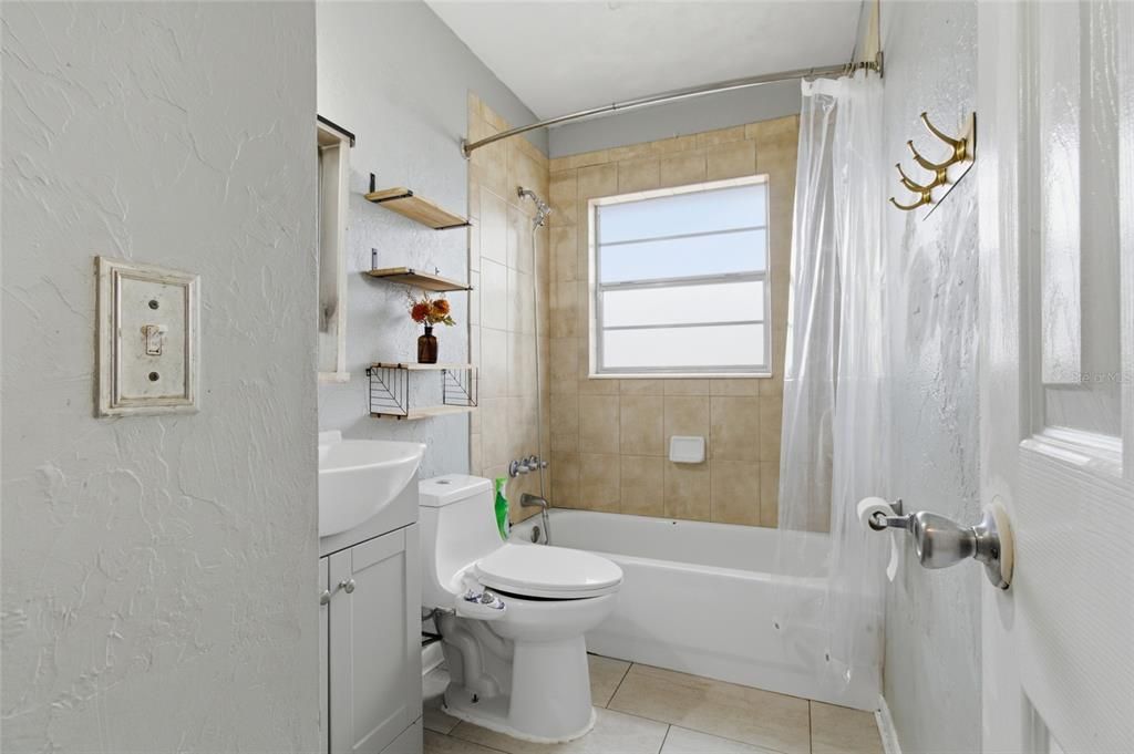 待售: $260,000 (3 贝兹, 1 浴室, 1021 平方英尺)