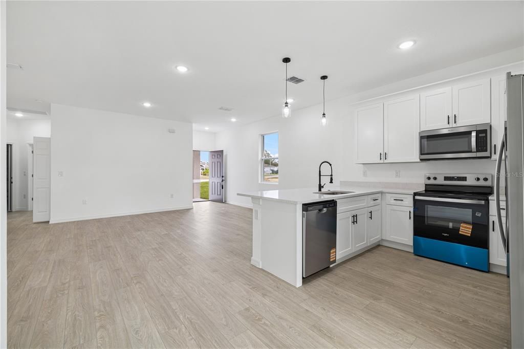 待售: $315,990 (4 贝兹, 3 浴室, 1661 平方英尺)