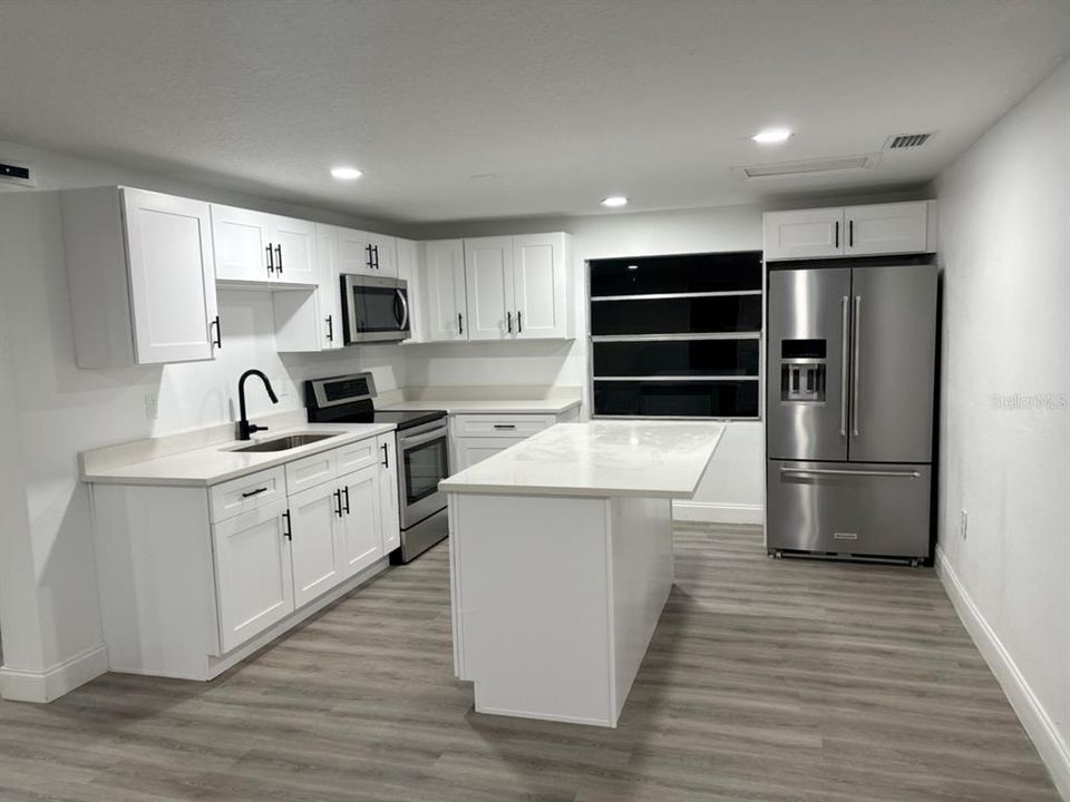 На продажу: $325,000 (3 спален, 2 ванн, 1711 Квадратных фут)